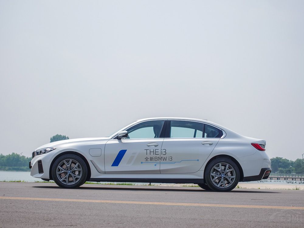 試駕寶馬i3 看美女依依如何馴服電動猛獸 試駕寶馬i3 看美女依依如何馴服電動猛獸