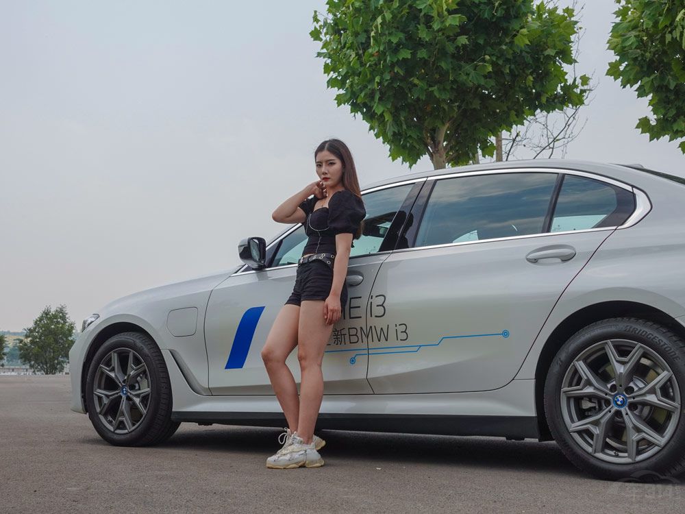 試駕寶馬i3 看美女依依如何馴服電動猛獸 試駕寶馬i3 看美女依依如何馴服電動猛獸