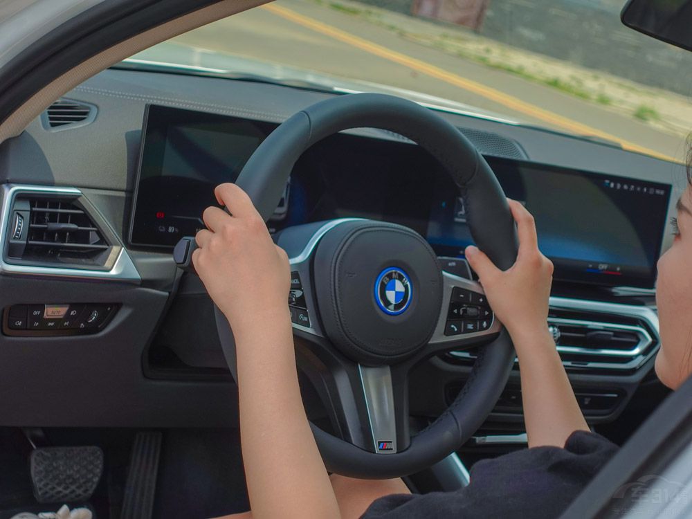 試駕寶馬i3 看美女依依如何馴服電動猛獸 試駕寶馬i3 看美女依依如何馴服電動猛獸