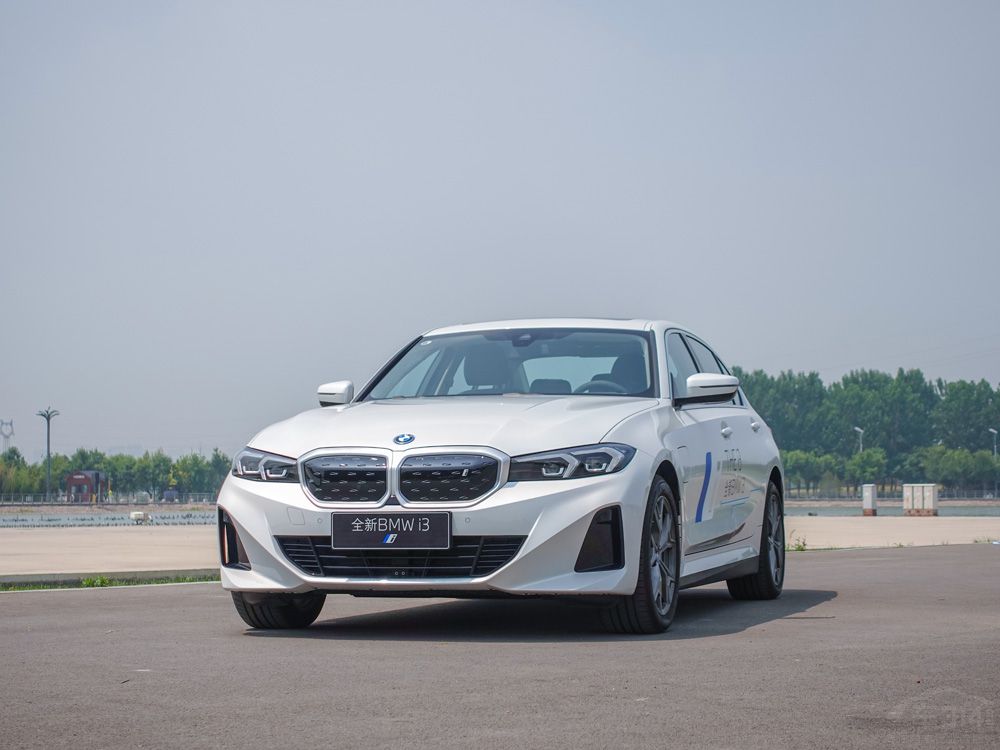 試駕寶馬i3 看美女依依如何馴服電動猛獸 試駕寶馬i3 看美女依依如何馴服電動猛獸