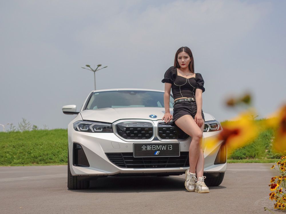 試駕寶馬i3 看美女依依如何馴服電動猛獸 試駕寶馬i3 看美女依依如何馴服電動猛獸