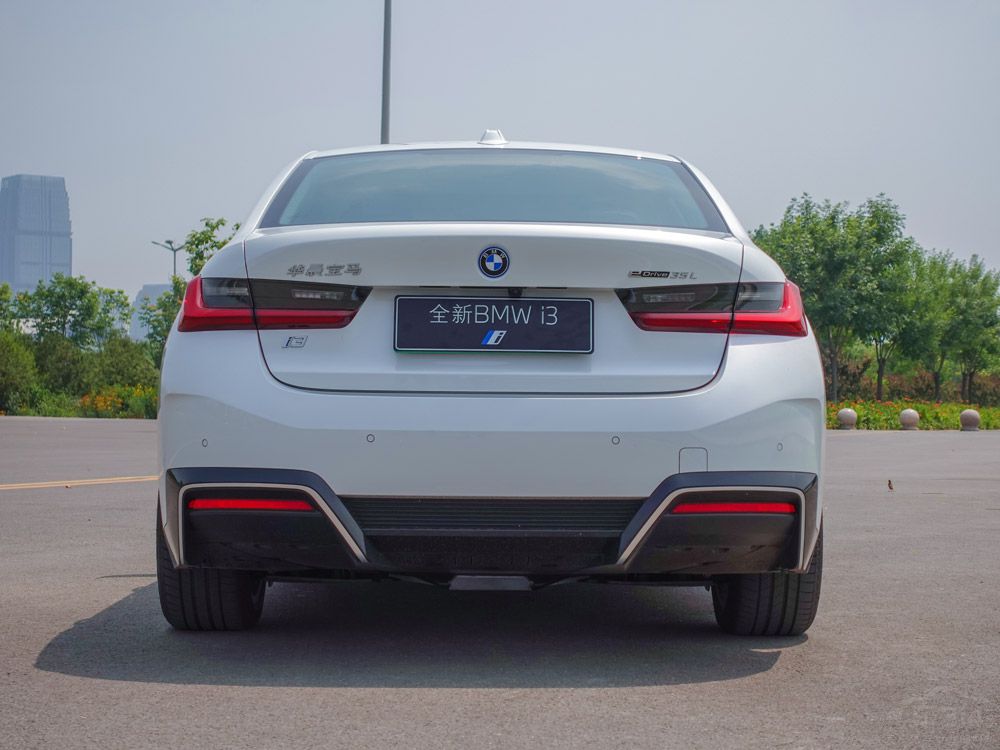 試駕寶馬i3 看美女依依如何馴服電動猛獸 試駕寶馬i3 看美女依依如何馴服電動猛獸