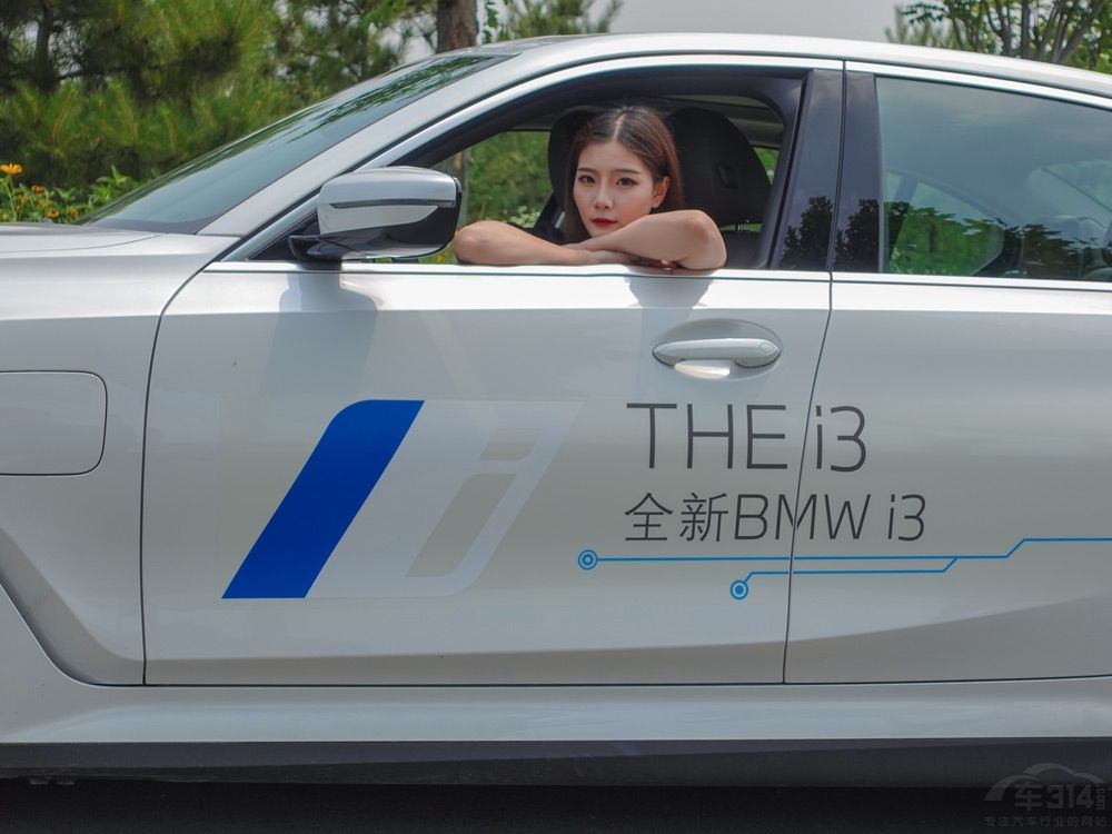 試駕寶馬i3 看美女依依如何馴服電動猛獸 試駕寶馬i3 看美女依依如何馴服電動猛獸