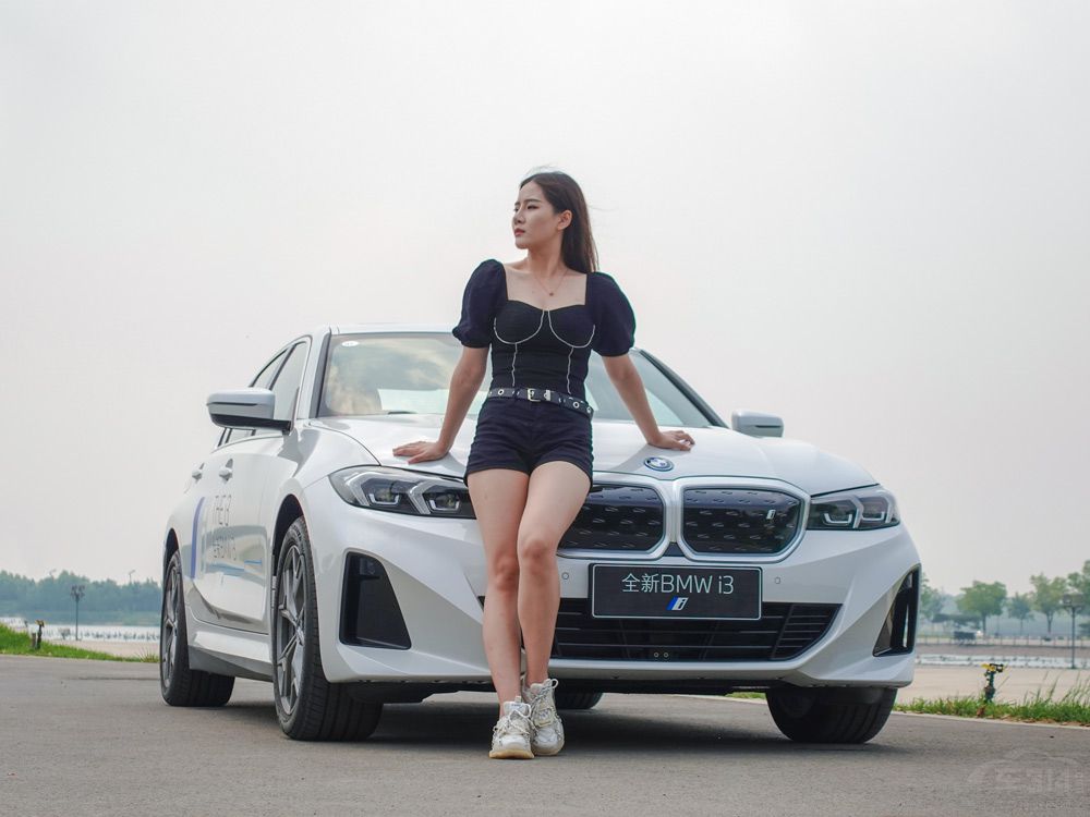 試駕寶馬i3 看美女依依如何馴服電動猛獸 試駕寶馬i3 看美女依依如何馴服電動猛獸