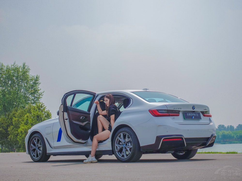 試駕寶馬i3 看美女依依如何馴服電動猛獸 試駕寶馬i3 看美女依依如何馴服電動猛獸