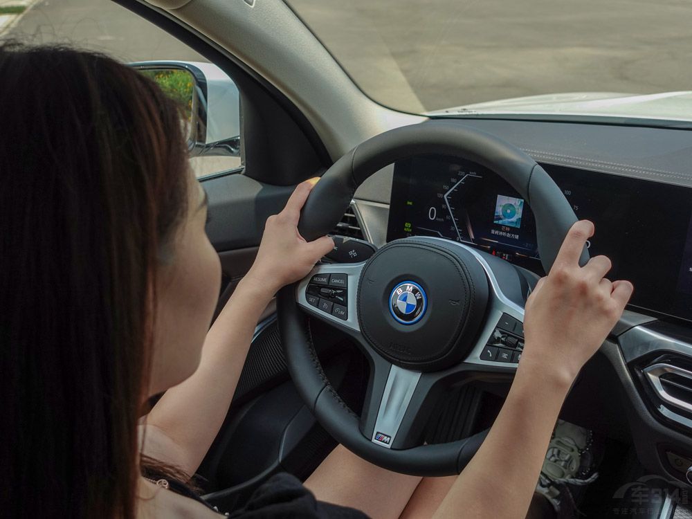 試駕寶馬i3 看美女依依如何馴服電動猛獸 試駕寶馬i3 看美女依依如何馴服電動猛獸
