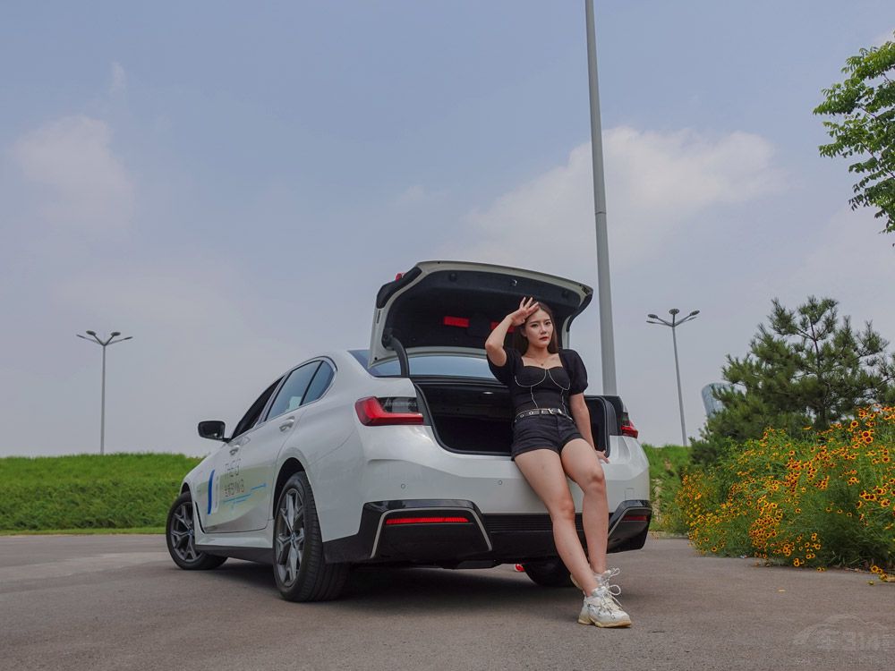 試駕寶馬i3 看美女依依如何馴服電動猛獸 試駕寶馬i3 看美女依依如何馴服電動猛獸