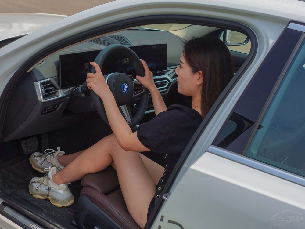 試駕寶馬i3 看美女依依如何馴服電動猛獸 試駕寶馬i3 看美女依依如何馴服電動猛獸