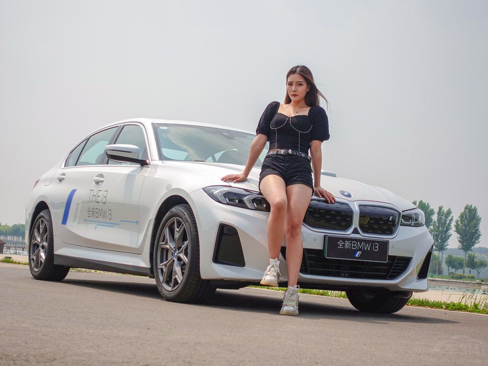 試駕寶馬i3 看美女依依如何馴服電動猛獸 試駕寶馬i3 看美女依依如何馴服電動猛獸
