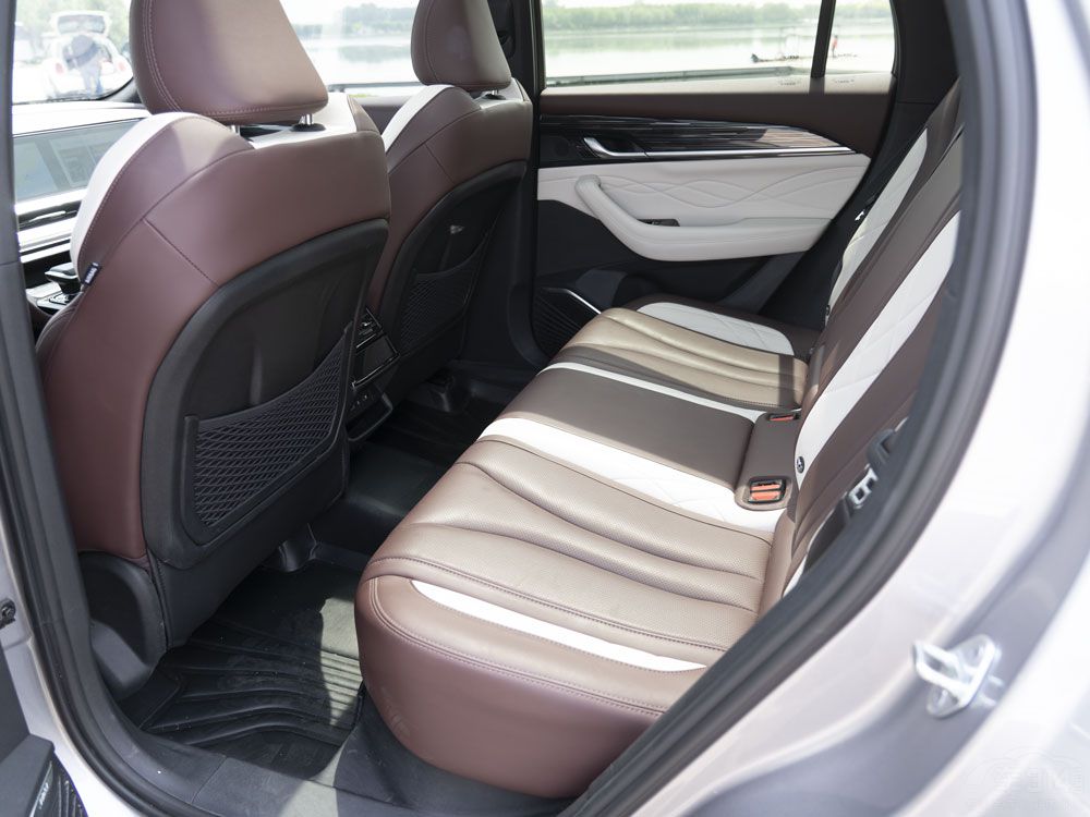 試駕吉利星越L四驅(qū)旗艦版:空間超越同級 試駕吉利星越L四驅(qū)旗艦版:空間超越同級