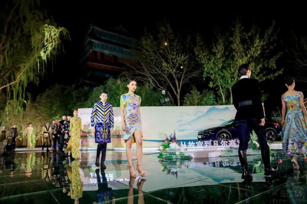 2024款凡爾賽C5 X &版本旅不凡優(yōu)雅登場 2024款凡爾賽C5 X &版本旅不凡優(yōu)雅登場