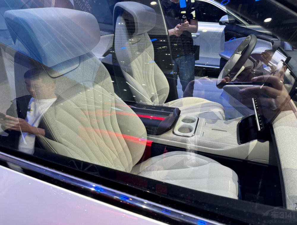 ܇չըѵSUVc(din)̫