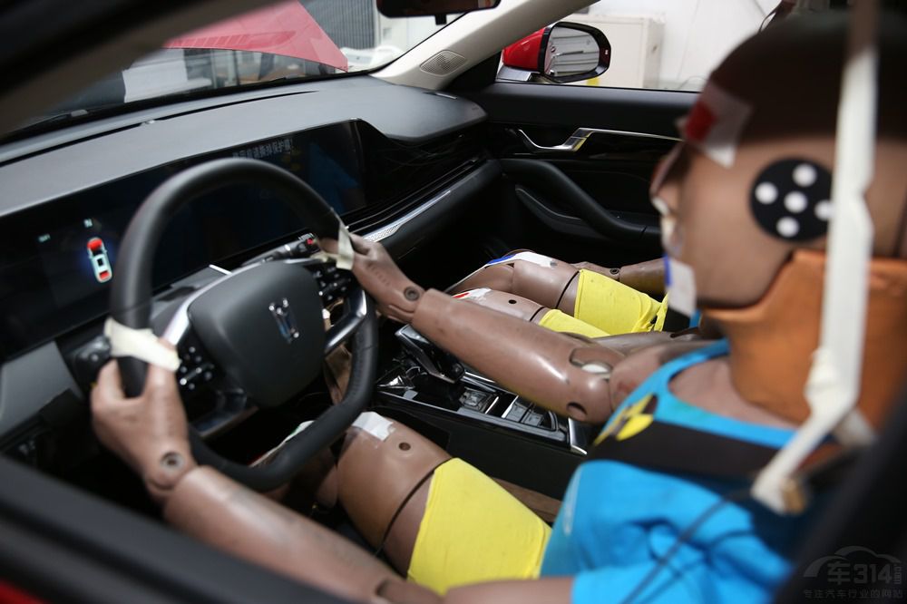 全新第三代奔騰B70獲C-NCAP五星安全車 全新第三代奔騰B70獲C-NCAP五星安全車