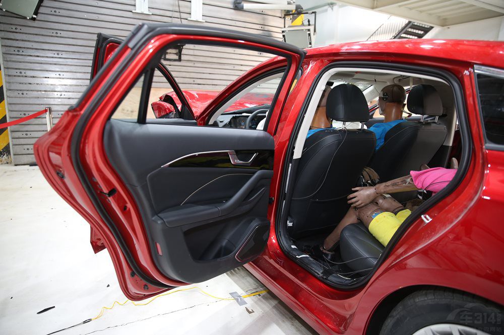 全新第三代奔騰B70獲C-NCAP五星安全車 全新第三代奔騰B70獲C-NCAP五星安全車