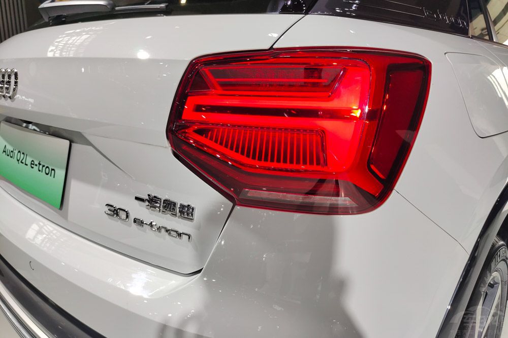 eNS1ȊWQ2L e-tronlֵI