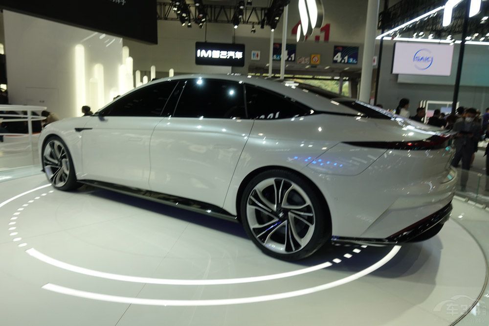 自主純電家轎對(duì)決 智己L7對(duì)比極狐阿爾法S 自主純電家轎對(duì)決 智己L7對(duì)比極狐阿爾法S