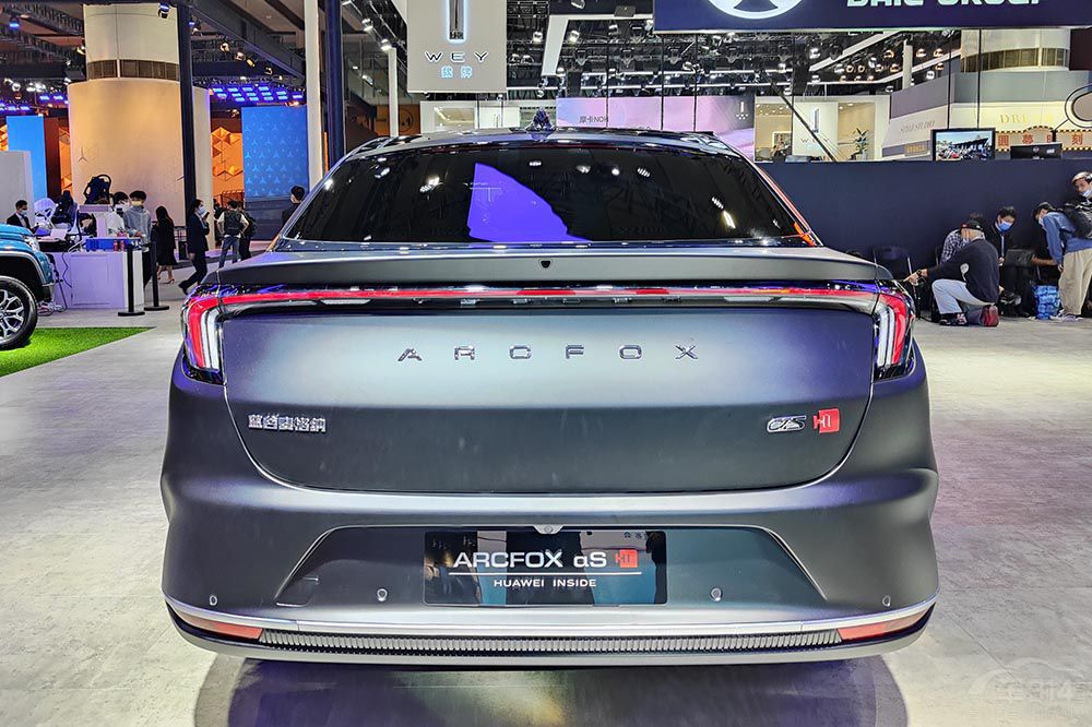 自主純電家轎對(duì)決 智己L7對(duì)比極狐阿爾法S 自主純電家轎對(duì)決 智己L7對(duì)比極狐阿爾法S