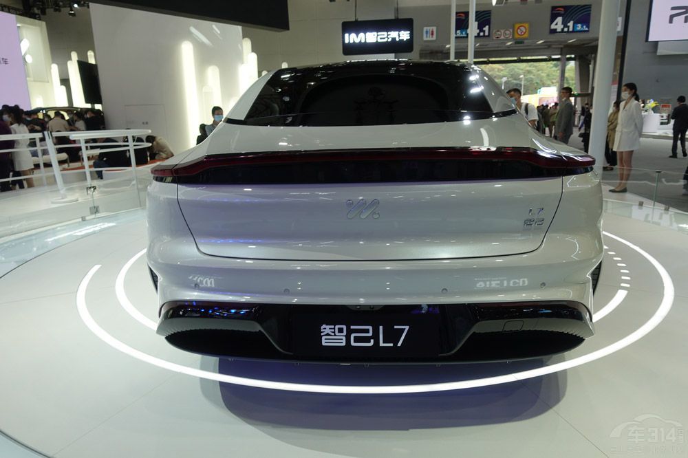 自主純電家轎對(duì)決 智己L7對(duì)比極狐阿爾法S 自主純電家轎對(duì)決 智己L7對(duì)比極狐阿爾法S