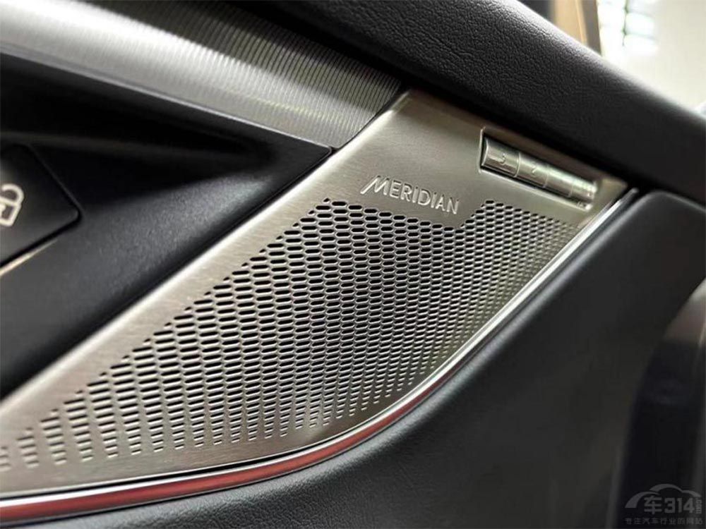 代表兩個極端的四十萬級別豪華SUV 選誰 代表兩個極端的四十萬級別豪華SUV 選誰