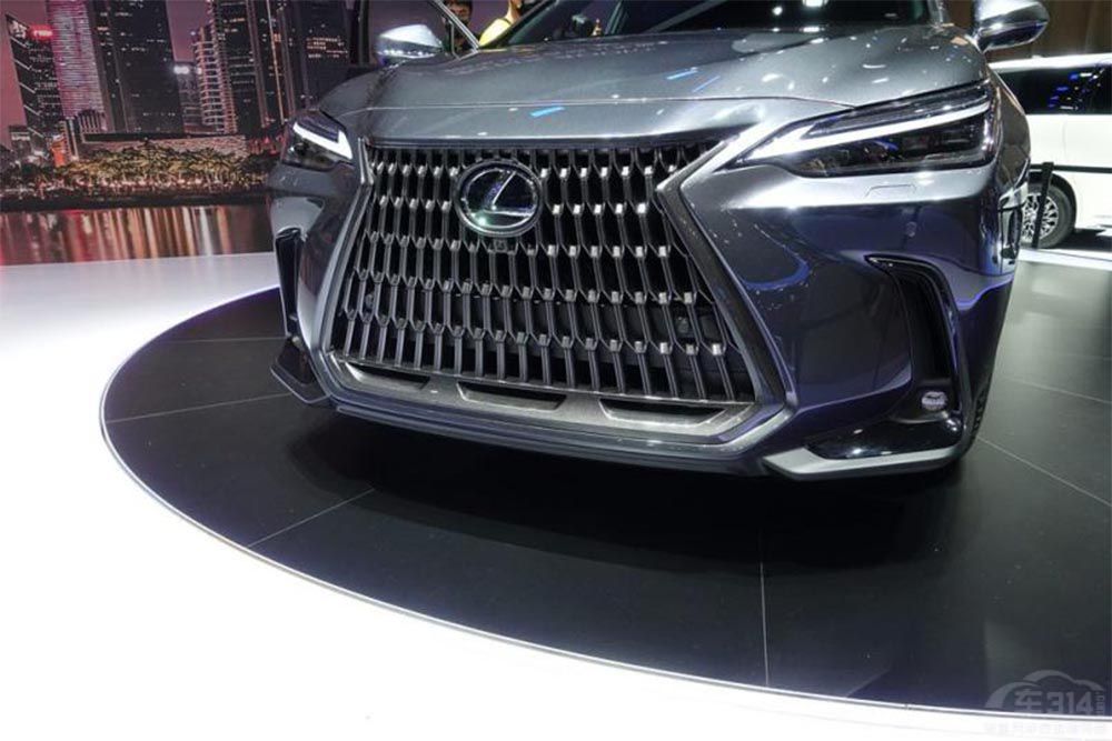 代表兩個極端的四十萬級別豪華SUV 選誰 代表兩個極端的四十萬級別豪華SUV 選誰