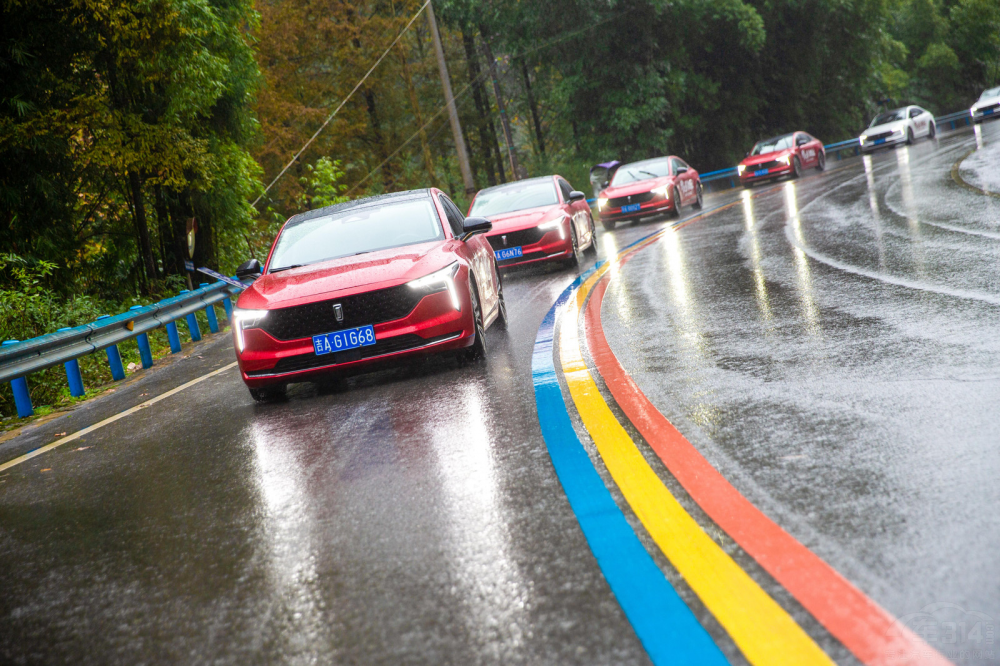 行跡川蜀 享人間煙火 與奔騰B70馭風(fēng)向上 行跡川蜀 享人間煙火 與奔騰B70馭風(fēng)向上