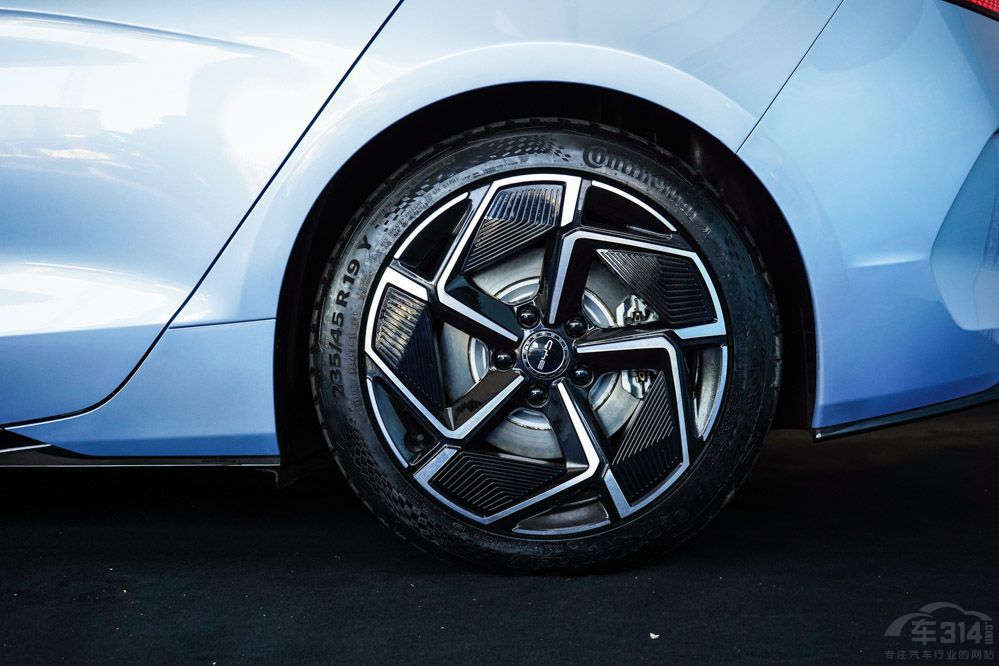 小鵬P7i升級明顯 對比比亞迪海豹有勝算嗎 小鵬P7i升級明顯 對比比亞迪海豹有勝算嗎