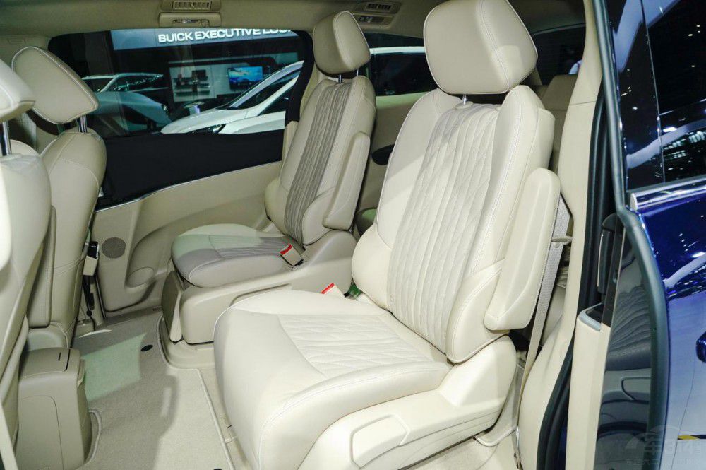 和別克GL8扳手腕 奔騰M9比想象中更舒服 和別克GL8扳手腕 奔騰M9比想象中更舒服