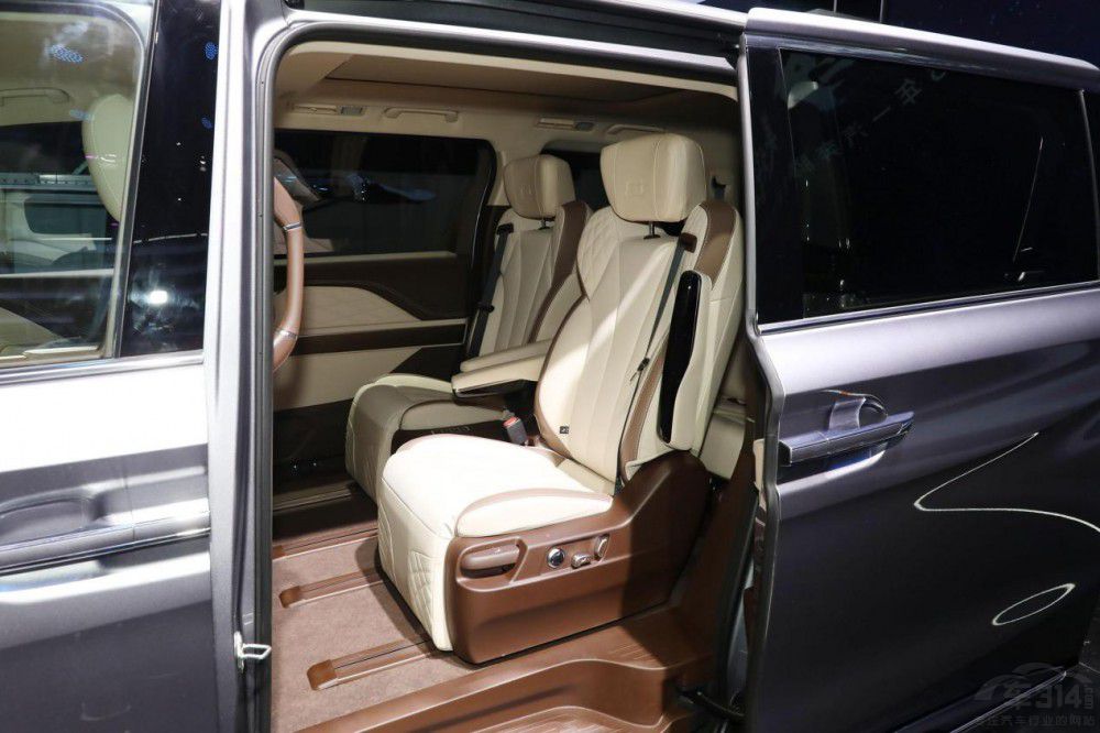 和別克GL8扳手腕 奔騰M9比想象中更舒服 和別克GL8扳手腕 奔騰M9比想象中更舒服