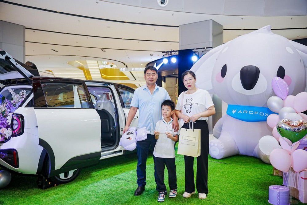 “遛娃神車”極狐汽車考拉解鎖山城最大MALL “遛娃神車”極狐汽車考拉解鎖山城最大MALL