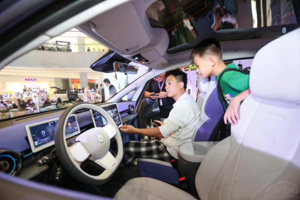 “遛娃神車”極狐汽車考拉解鎖山城最大MALL “遛娃神車”極狐汽車考拉解鎖山城最大MALL