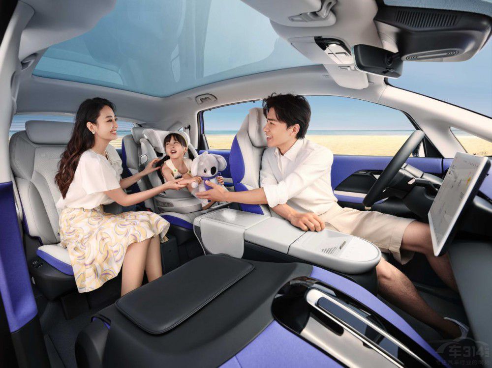 “遛娃神車”極狐汽車考拉解鎖山城最大MALL “遛娃神車”極狐汽車考拉解鎖山城最大MALL