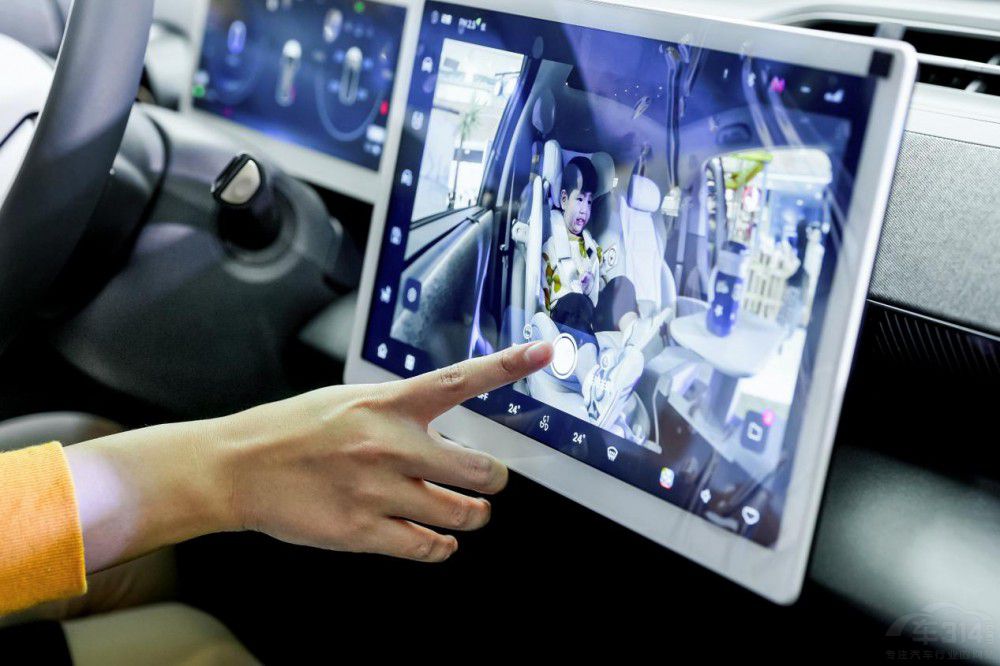 “遛娃神車”極狐汽車考拉解鎖山城最大MALL “遛娃神車”極狐汽車考拉解鎖山城最大MALL