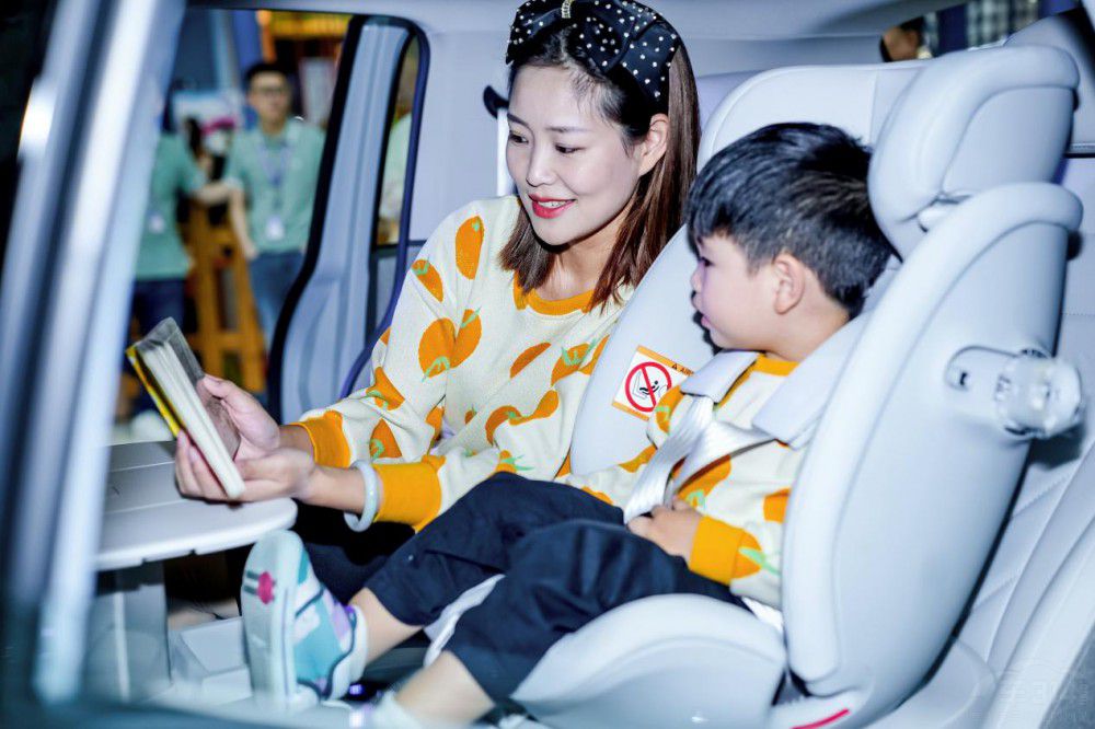 “遛娃神車”極狐汽車考拉解鎖山城最大MALL “遛娃神車”極狐汽車考拉解鎖山城最大MALL