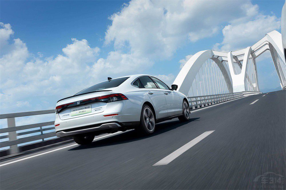 比亞迪漢DM-i榮耀版對(duì)比本田雅閣e:PHEV 比亞迪漢DM-i榮耀版對(duì)比本田雅閣e:PHEV