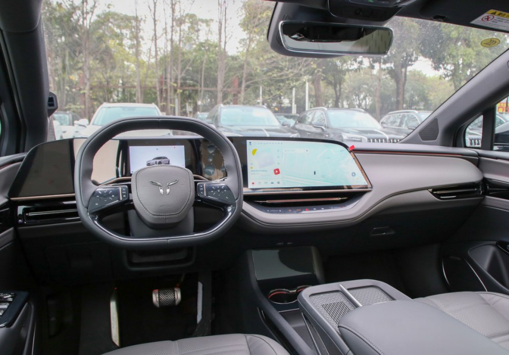 大型電車強強對決紅旗EH7對比極氪001 大型電車強強對決紅旗EH7對比極氪001