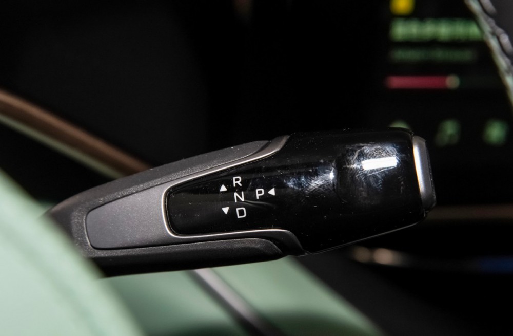 大型電車強強對決紅旗EH7對比極氪001 大型電車強強對決紅旗EH7對比極氪001