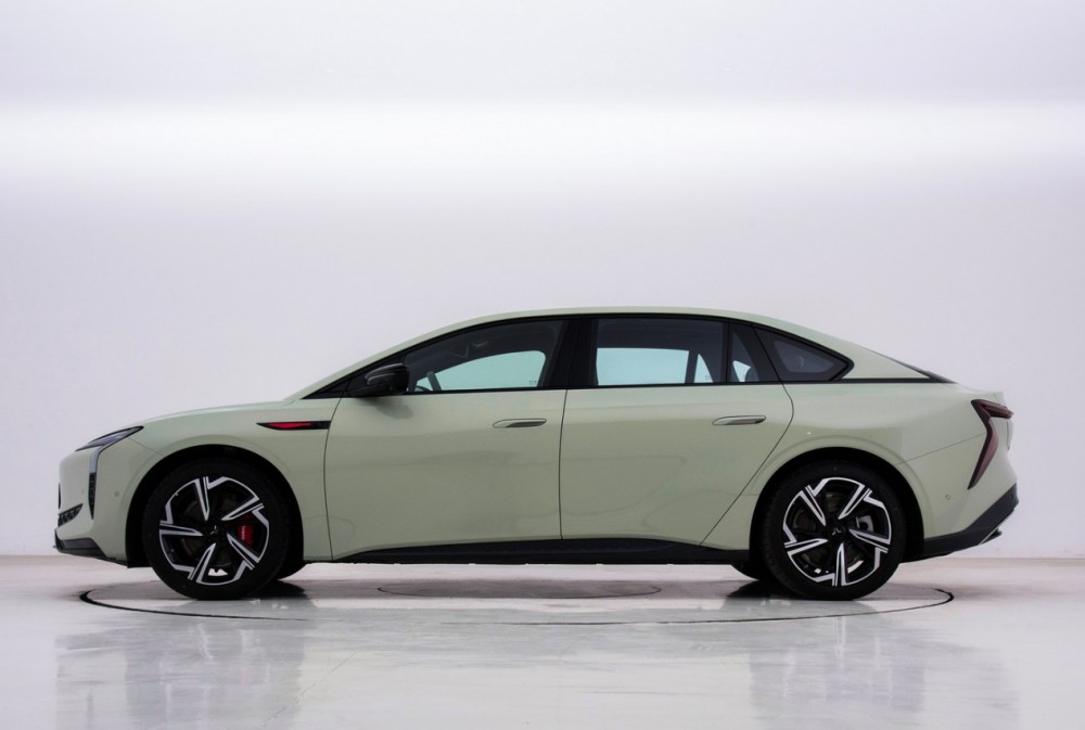 大型電車強強對決紅旗EH7對比極氪001 大型電車強強對決紅旗EH7對比極氪001