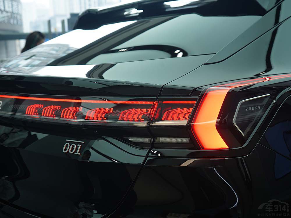 大型電車強強對決紅旗EH7對比極氪001 大型電車強強對決紅旗EH7對比極氪001