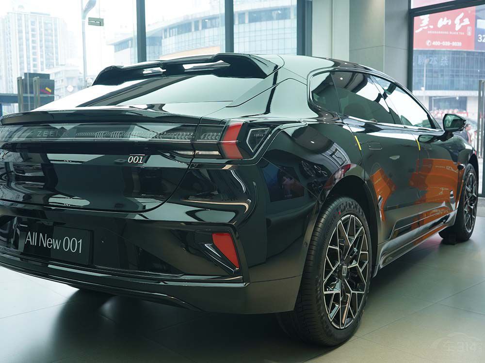 大型電車強強對決紅旗EH7對比極氪001 大型電車強強對決紅旗EH7對比極氪001