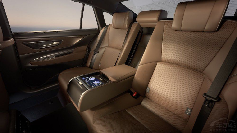 原裝進口皇冠耀世而來 指導價29.9萬元起 原裝進口皇冠耀世而來 指導價29.9萬元起