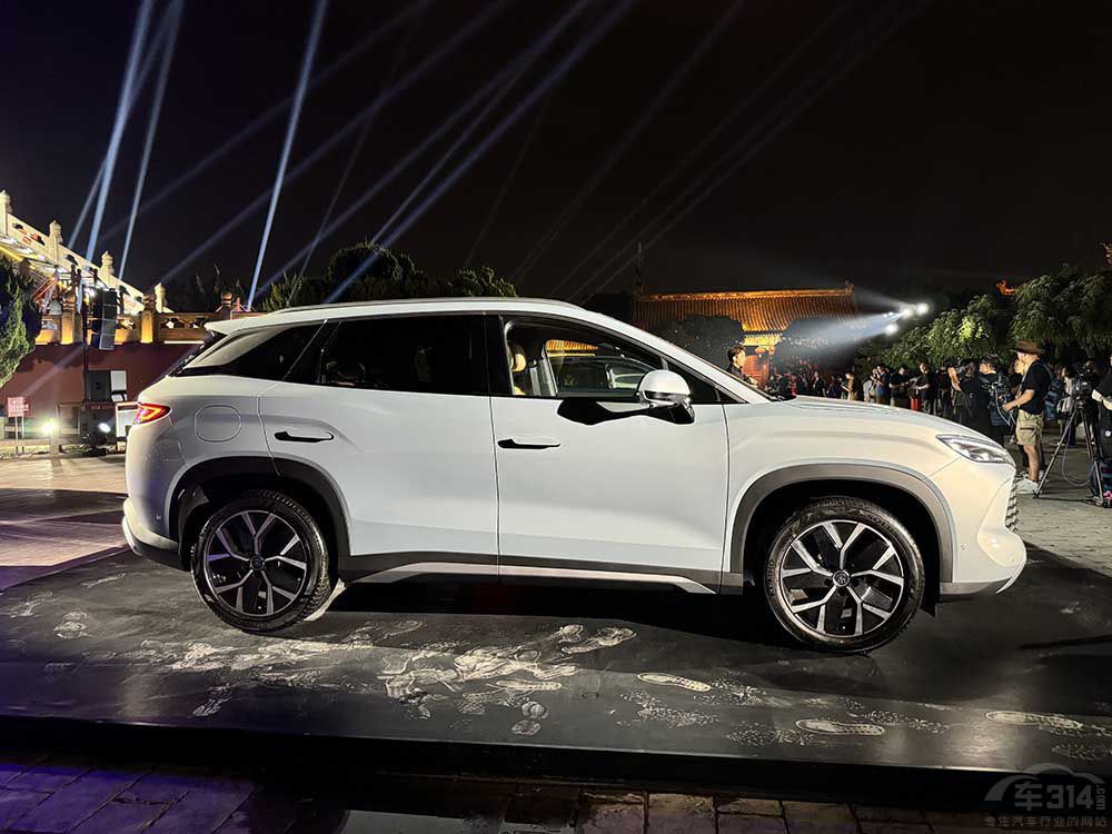 °I(mi)(gu)a(chn)SUV@3܇(ch)ܡﳬֵ