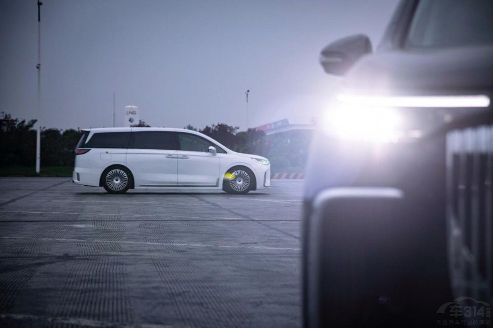 滿電續(xù)航突破1400公里 嵐圖夢(mèng)想家真硬核 滿電續(xù)航突破1400公里 嵐圖夢(mèng)想家真硬核