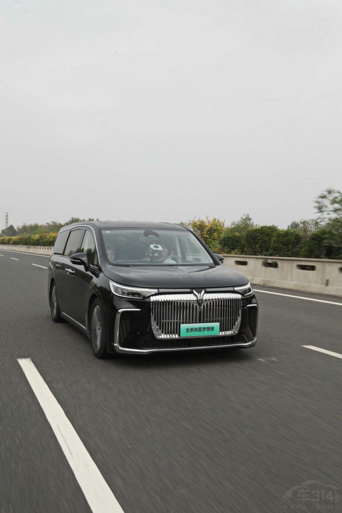 滿電續(xù)航突破1400公里 嵐圖夢(mèng)想家真硬核 滿電續(xù)航突破1400公里 嵐圖夢(mèng)想家真硬核