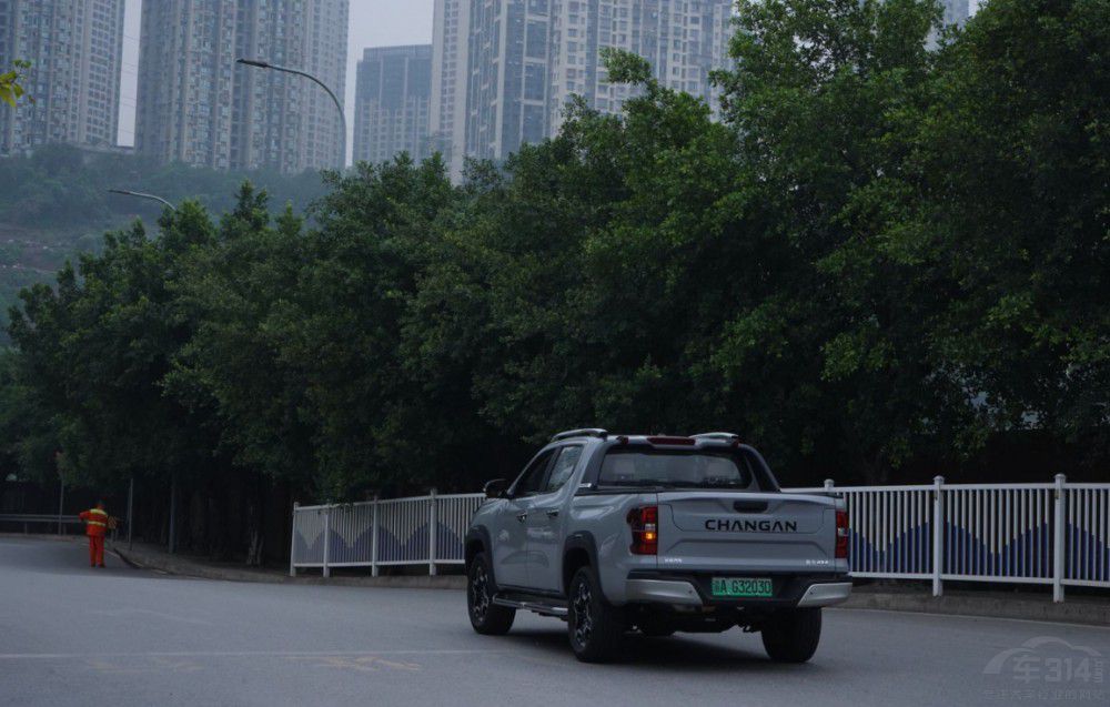 和家人周末開長安獵手去野外玩 有多方便 和家人周末開長安獵手去野外玩 有多方便