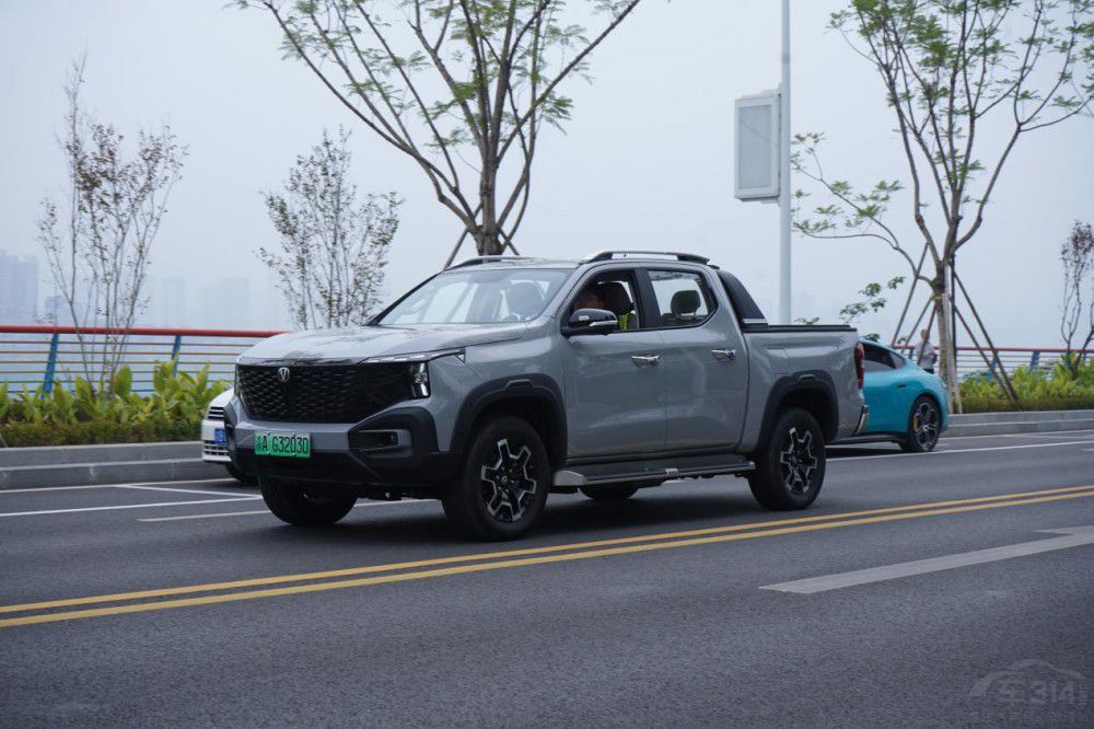 皮卡也能這么穩(wěn) 長安獵手駕乘舒適性夸張 皮卡也能這么穩(wěn) 長安獵手駕乘舒適性夸張