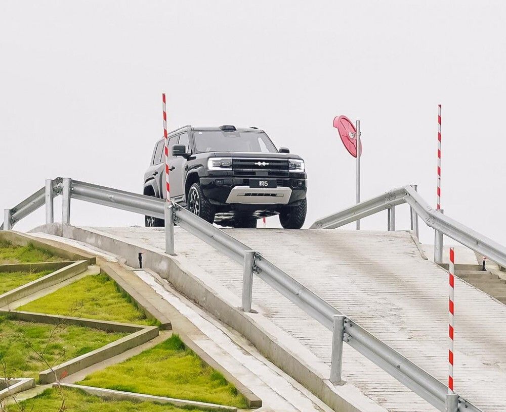 不必再看衛(wèi)士霸道國產(chǎn)越野SUV實(shí)惠更強(qiáng)悍 不必再看衛(wèi)士霸道國產(chǎn)越野SUV實(shí)惠更強(qiáng)悍