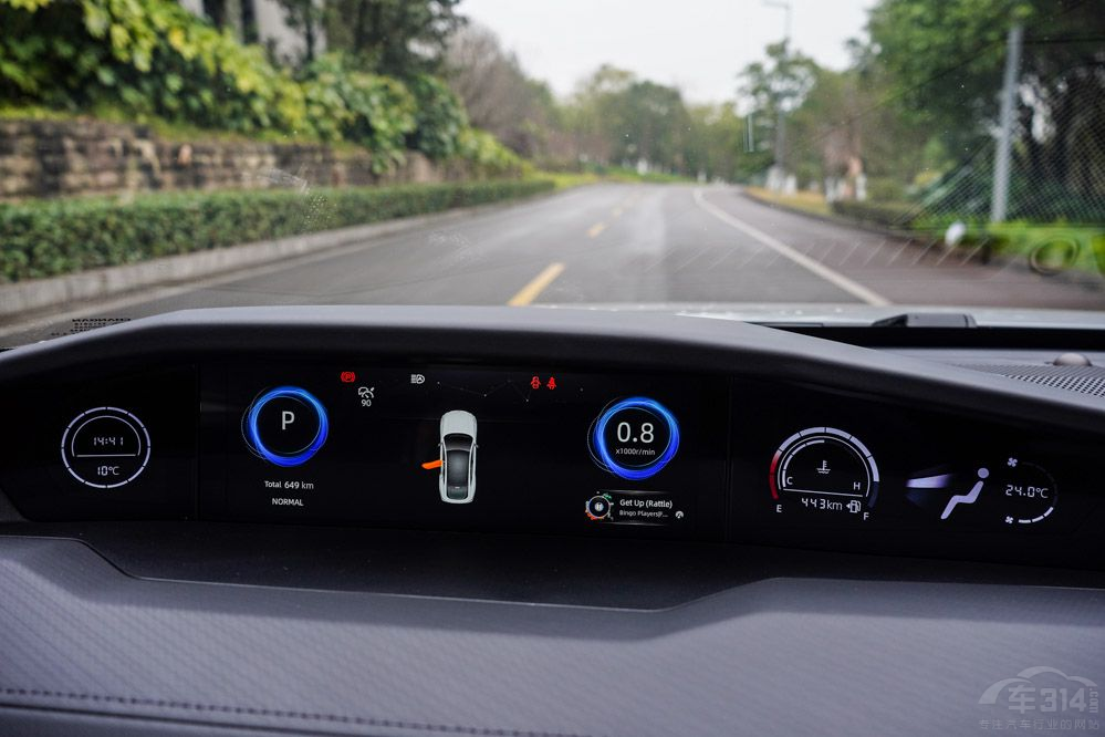 配自動升降尾翼 長安UNI-V預(yù)售正式開啟 配自動升降尾翼 長安UNI-V預(yù)售正式開啟