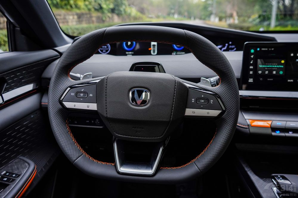 配自動升降尾翼 長安UNI-V預(yù)售正式開啟 配自動升降尾翼 長安UNI-V預(yù)售正式開啟