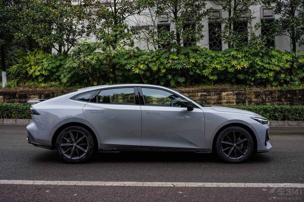 配自動升降尾翼 長安UNI-V預(yù)售正式開啟 配自動升降尾翼 長安UNI-V預(yù)售正式開啟