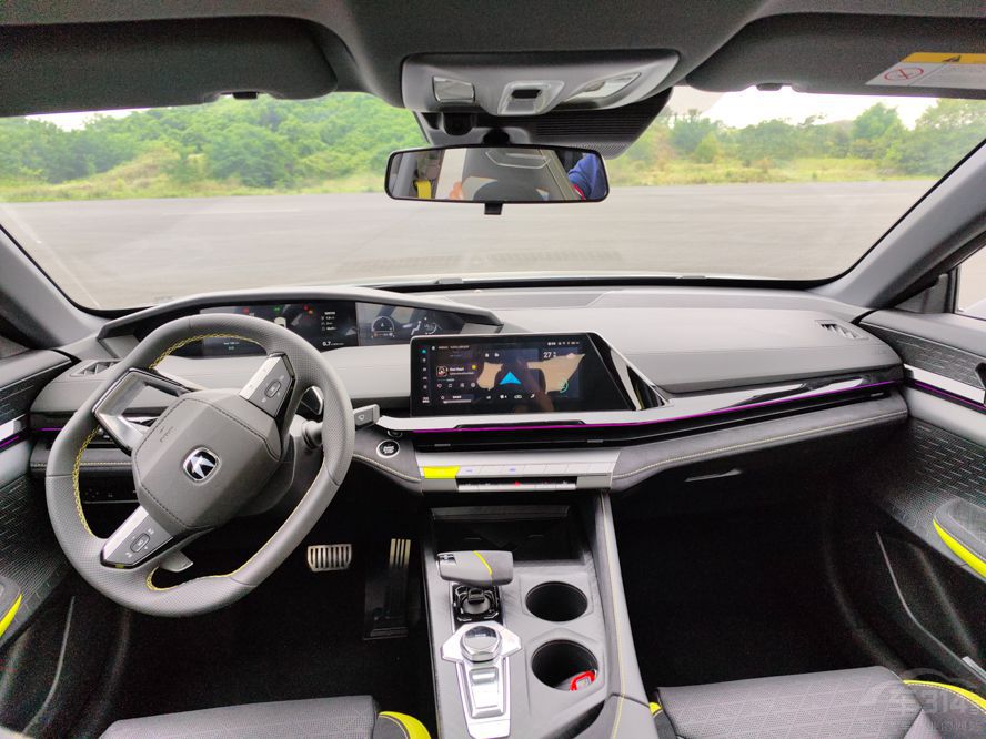 個(gè)個(gè)看點(diǎn)十足 盤點(diǎn)重慶車展五款重磅新車 個(gè)個(gè)看點(diǎn)十足 盤點(diǎn)重慶車展五款重磅新車